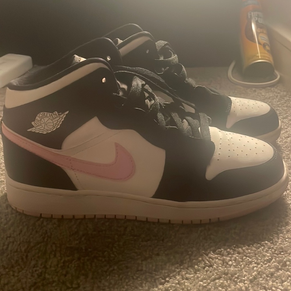 arctic pink jordan 1s - mids - comes with crease guards - good condition